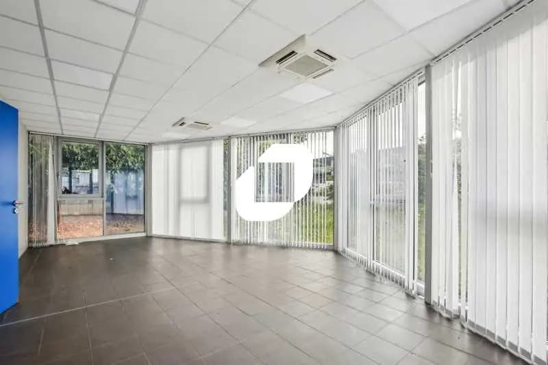 Office in La Courneuve for lease - Interior Photo - Image 3 of 9