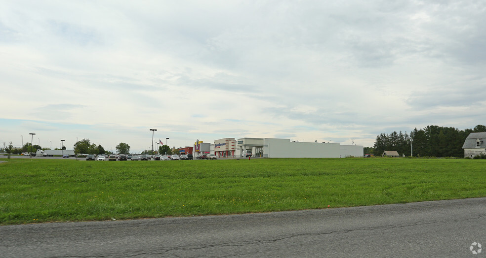 101 Town Square Dr, Amsterdam, NY for lease - Primary Photo - Image 1 of 2