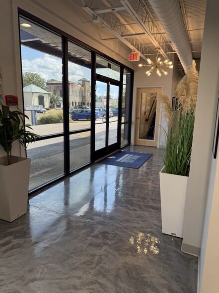 767 E Brookhaven Cir E, Memphis, TN for sale - Interior Photo - Image 2 of 19