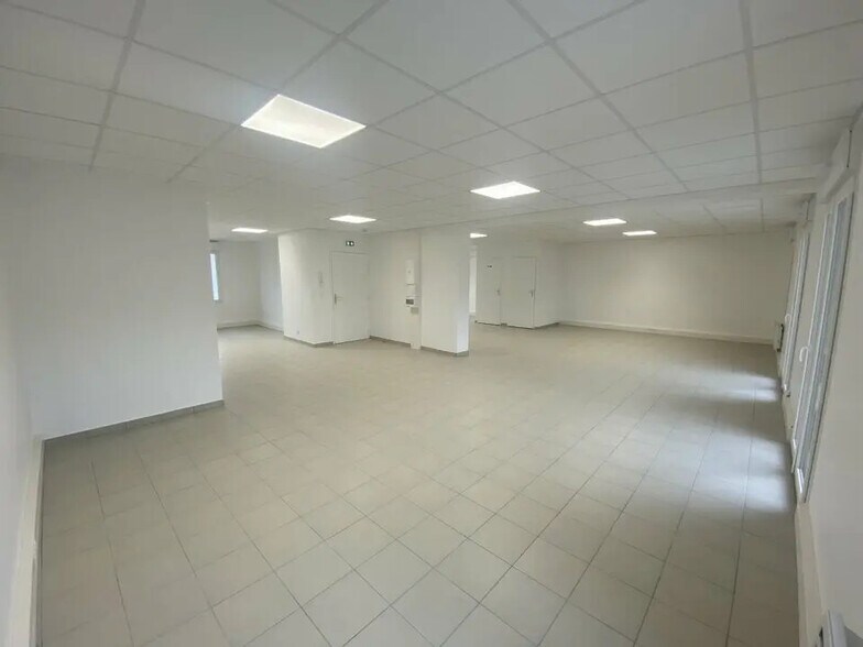 Office in Morsang-sur-Orge for lease - Interior Photo - Image 3 of 5