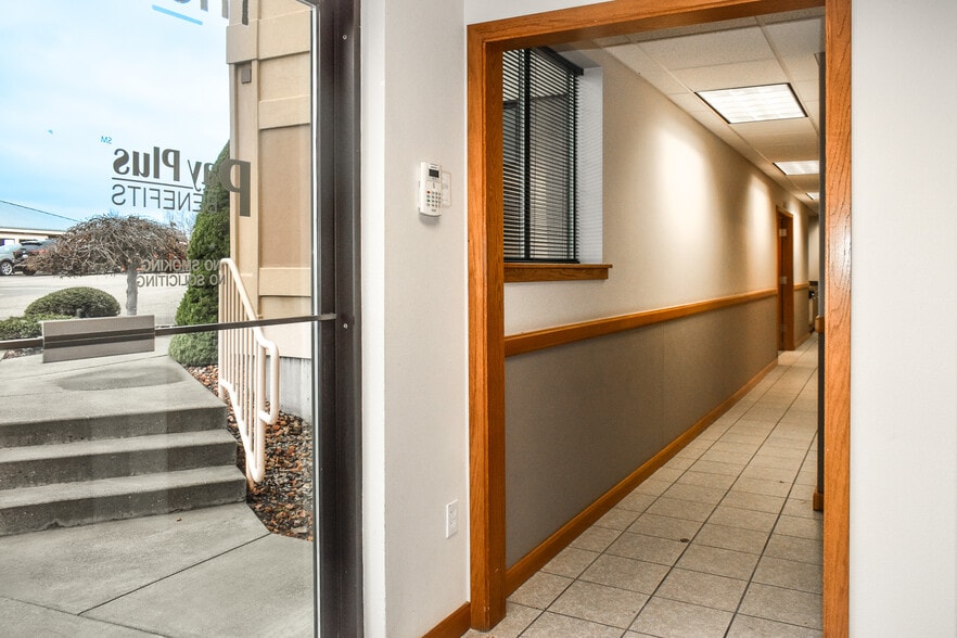 1110 N Center Pky, Kennewick, WA for lease - Interior Photo - Image 2 of 51