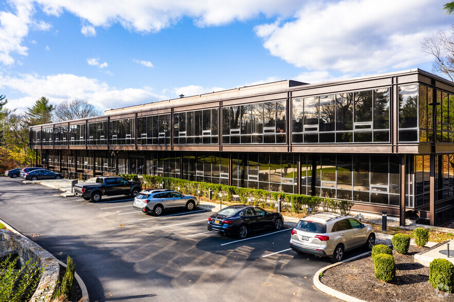 585 Pleasantville Rd, Briarcliff Manor, NY for lease - Building Photo - Image 1 of 5