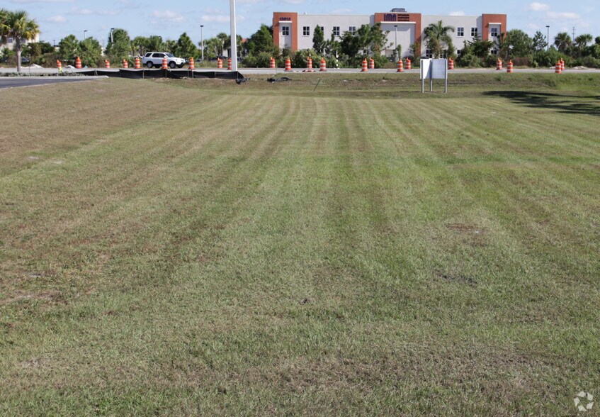 13811 Metropolis Ave, Fort Myers, FL for sale - Primary Photo - Image 1 of 1