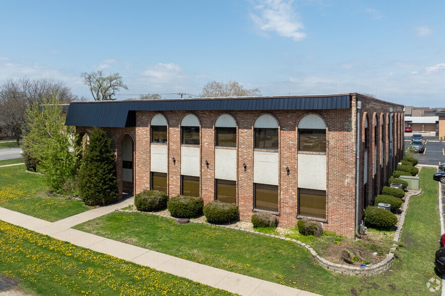 10661 S Roberts Rd, Palos Hills, IL for lease - Primary Photo - Image 1 of 9