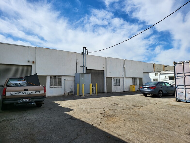 11255 Ilex Ave, Pacoima, CA for lease - Building Photo - Image 1 of 4