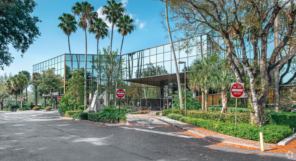 300 S Pine Island Rd, Plantation, FL for lease - Primary Photo - Image 1 of 24