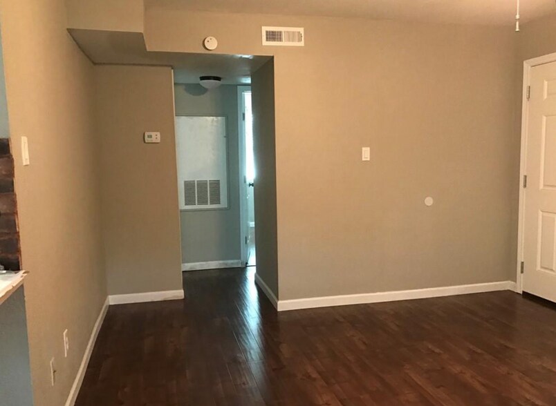 806 Oran Cir, Bryan, TX for sale - Interior Photo - Image 3 of 5