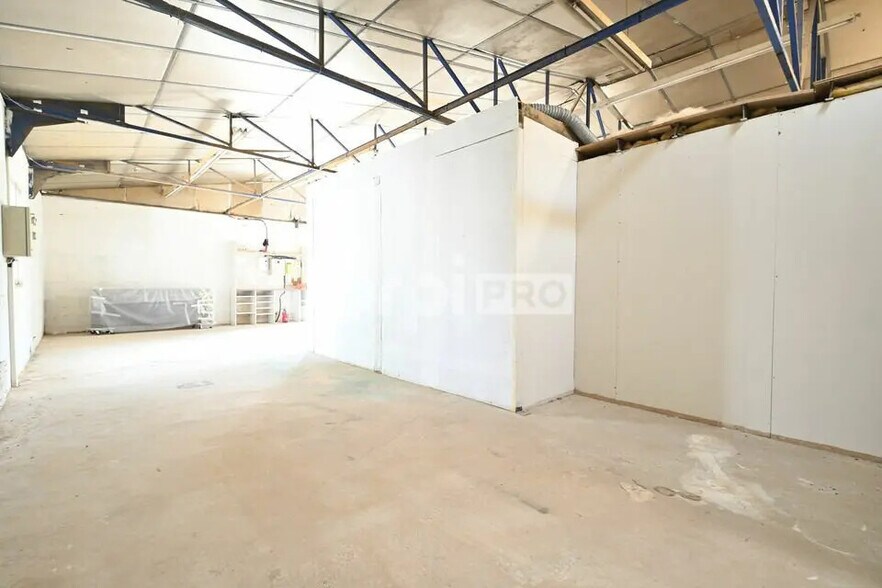 Flex in Vénissieux for lease - Interior Photo - Image 2 of 12