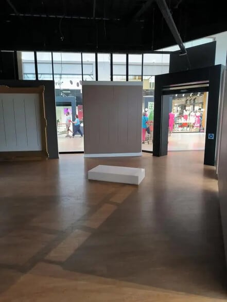 Retail in Pleurtuit for lease - Interior Photo - Image 2 of 4