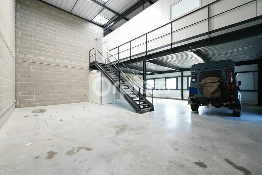 Flex in Genay for lease - Interior Photo - Image 1 of 6