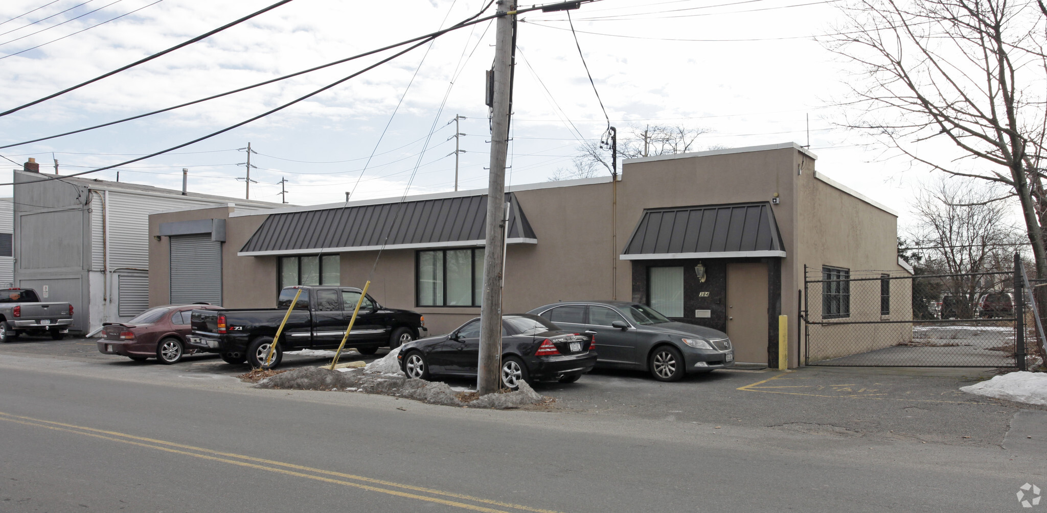 384 Moffitt Blvd, Islip, NY for lease Primary Photo- Image 1 of 3