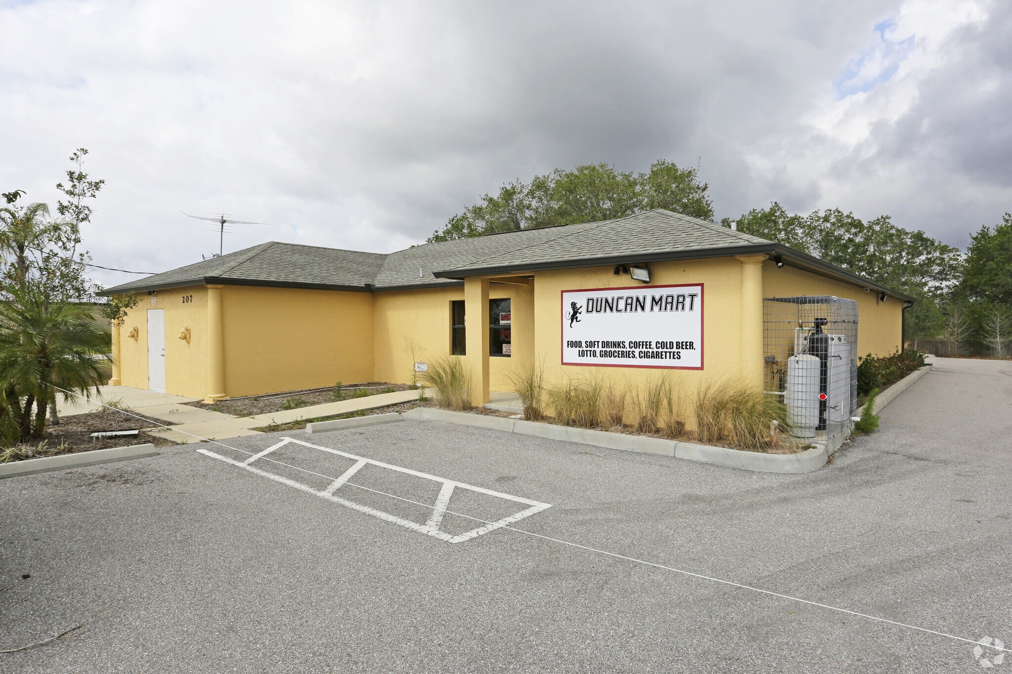 207 Duncan Rd, Punta Gorda, FL for sale Primary Photo- Image 1 of 1