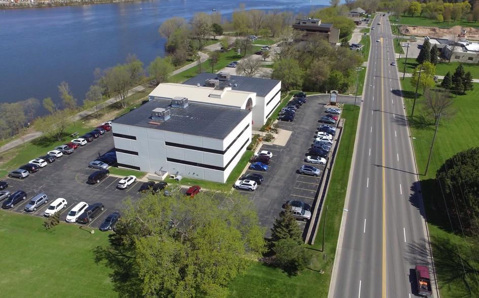 2100 Riverside Dr, Allouez, WI for lease - Building Photo - Image 1 of 6