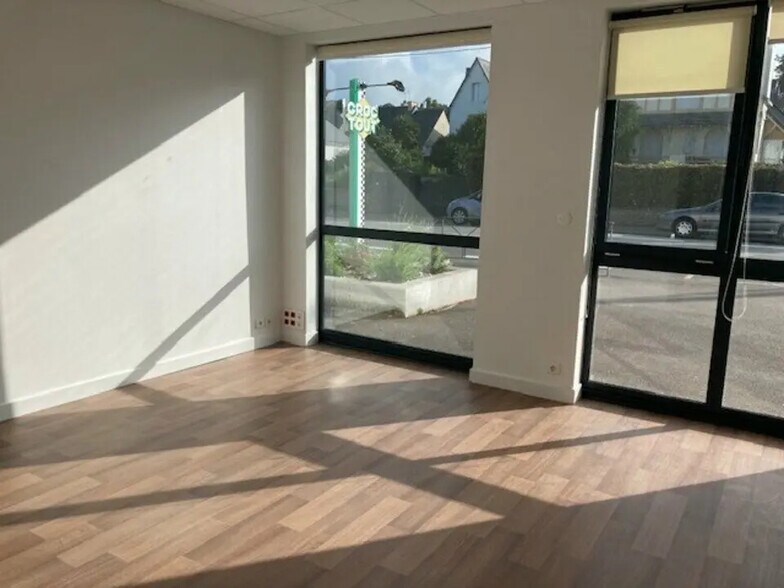 Retail in Quimper for lease - Interior Photo - Image 2 of 4