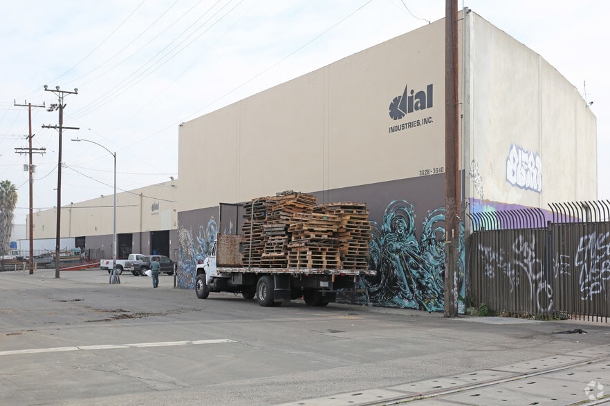 3628-3640 Noakes St, Los Angeles, CA for lease - Building Photo - Image 2 of 13