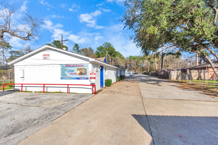 409 Austin Rd, Conroe, TX for sale - Primary Photo - Image 1 of 33