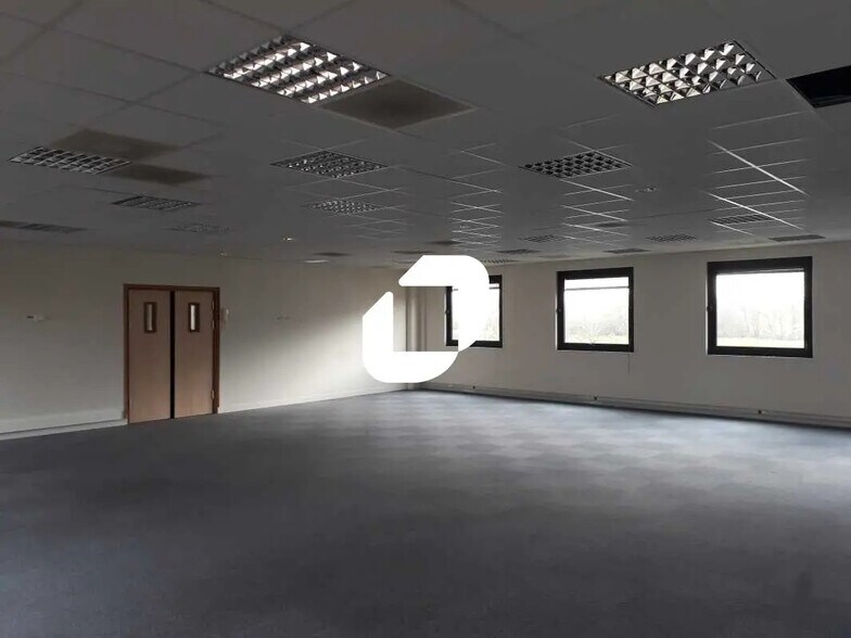 Flex in Villebon-sur-Yvette for lease - Interior Photo - Image 3 of 7