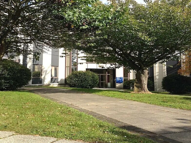 Office in Cergy for lease - Building Photo - Image 1 of 3