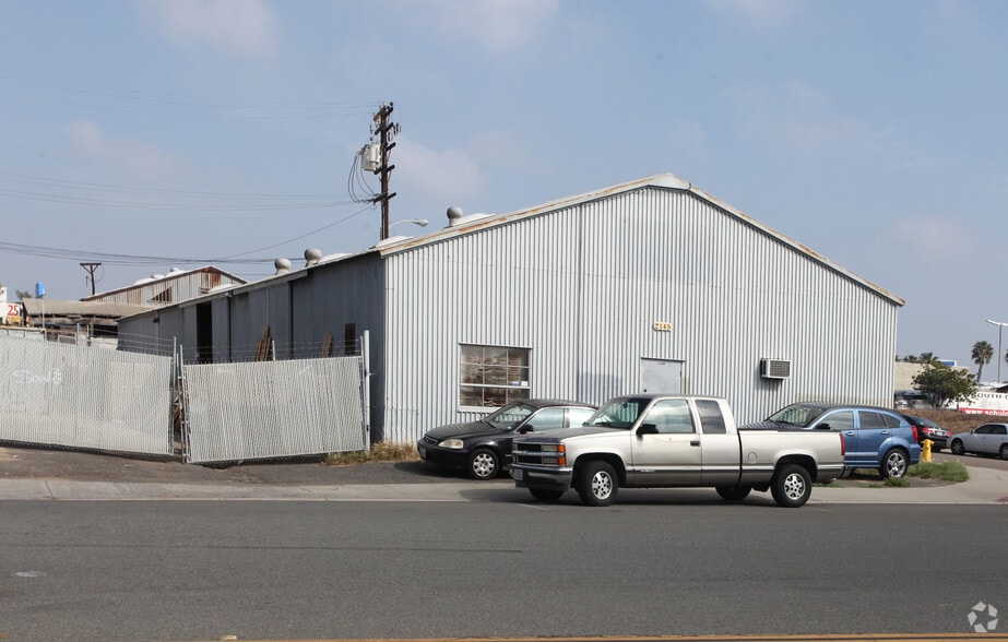 2145 Hoover Ave, National City, CA for lease - Building Photo - Image 2 of 3