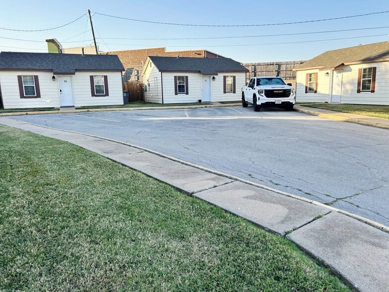 2009 NW Hoover Ave, Lawton, OK for sale - Building Photo - Image 3 of 18