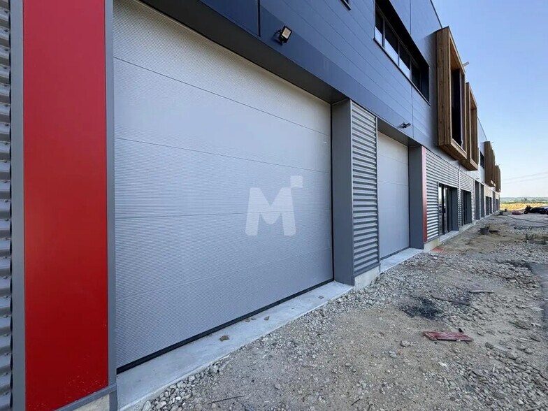 Flex in Avrainville for lease - Building Photo - Image 2 of 9