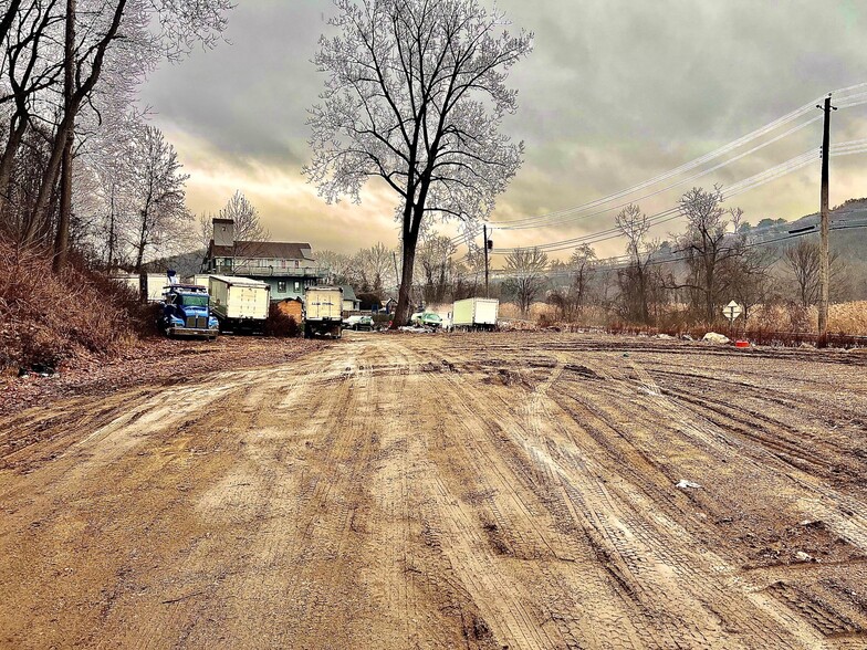 64 Roa Hook Rd, Cortlandt Manor, NY for sale - Primary Photo - Image 2 of 7