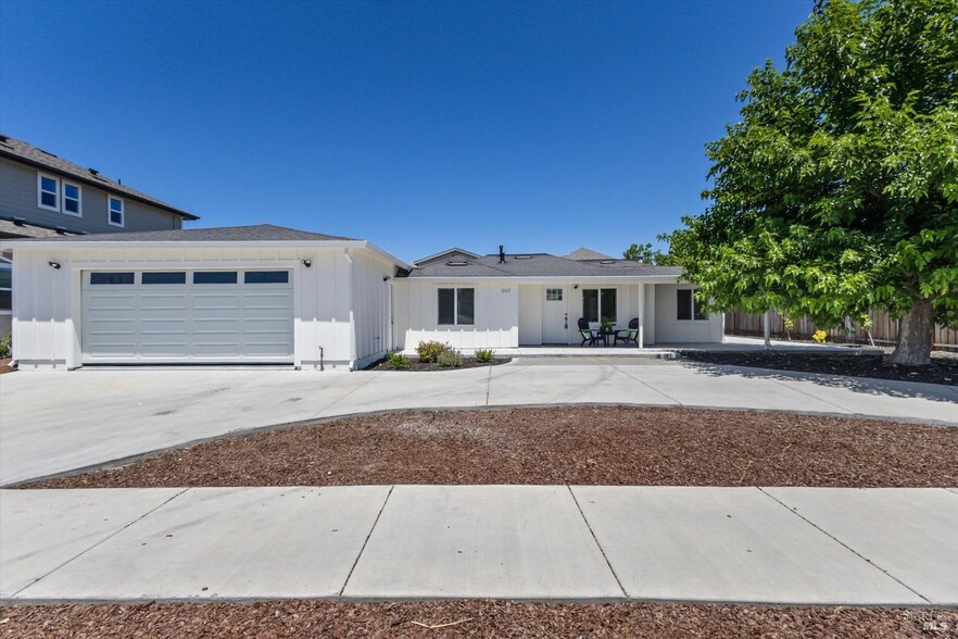 2113 Dennis Ln, Santa Rosa, CA for sale - Primary Photo - Image 1 of 31