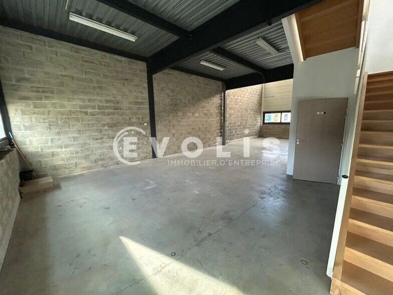 Flex in Montévrain for lease - Interior Photo - Image 3 of 8
