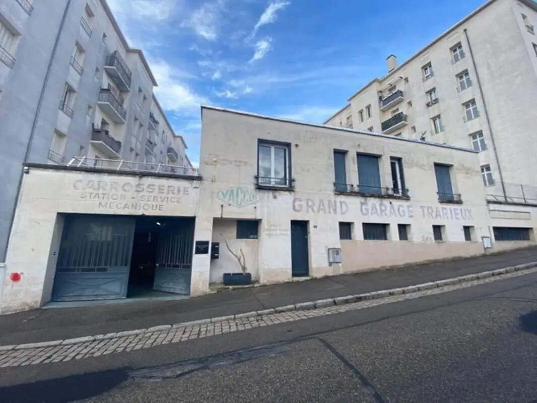 Flex in Lyon for sale Building Photo- Image 1 of 7