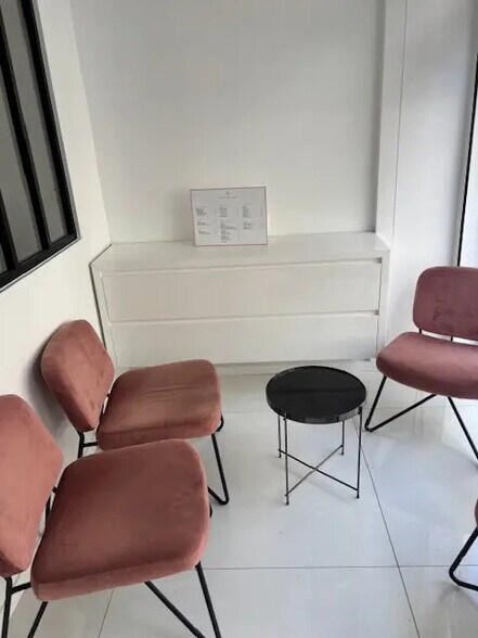 Retail in Paris for lease - Interior Photo - Image 3 of 5