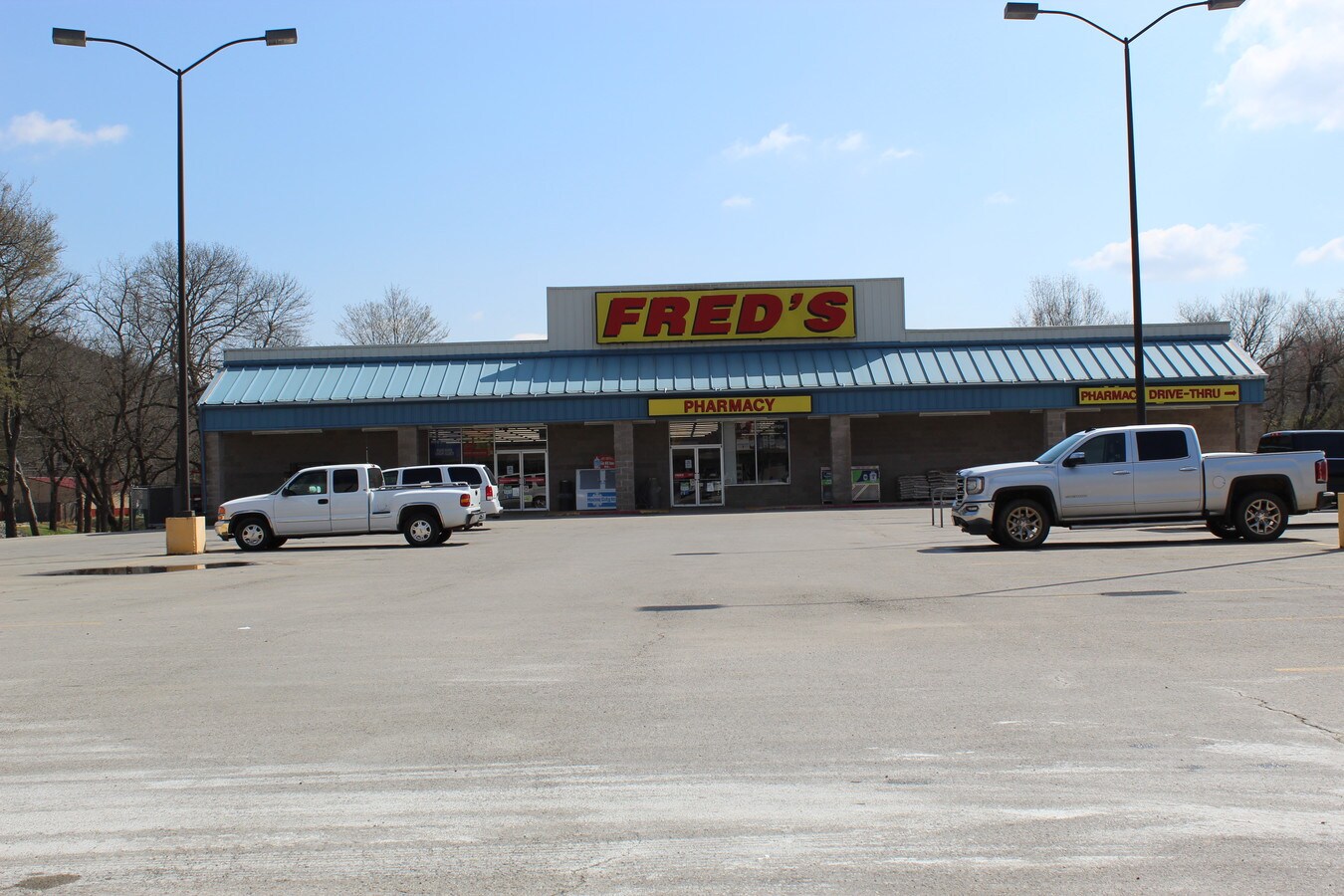 320 W 14th St, Yellville, AR 72687