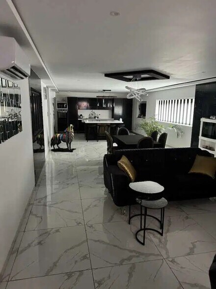 14 Rue François Arago, Bourg-en-Bresse for sale - Interior Photo - Image 3 of 5