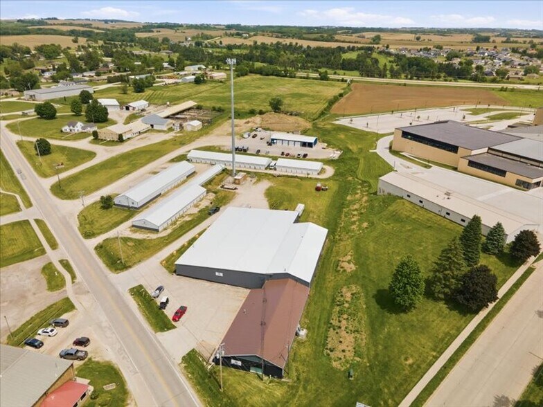 301 Old Dubuque Rd, Anamosa, IA for sale - Building Photo - Image 2 of 21