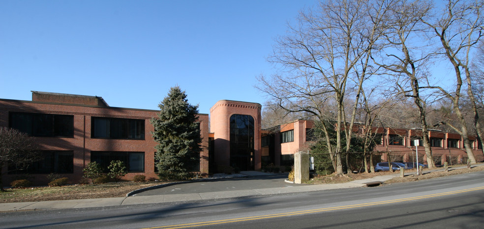 200 Pemberwick Rd, Greenwich, CT for lease - Building Photo - Image 2 of 13