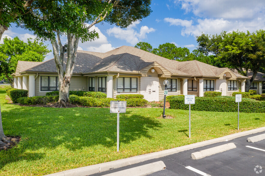 12535 New Brittany Blvd, Fort Myers, FL for lease - Primary Photo - Image 1 of 9