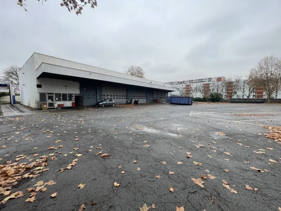Industrial in Villeneuve-la-Garenne for lease Building Photo- Image 1 of 31