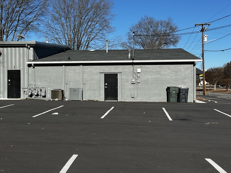 735 S Broad St, Mooresville, NC for lease - Building Photo - Image 2 of 18