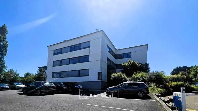 Office in Champagne-au-Mont-d'Or for lease Building Photo- Image 1 of 17