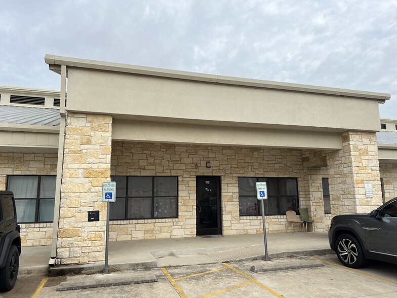 1050 Meadows Dr, Round Rock, TX for lease - Building Photo - Image 2 of 12