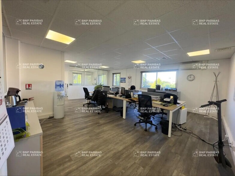 Office in Vitrolles for lease - Building Photo - Image 2 of 17