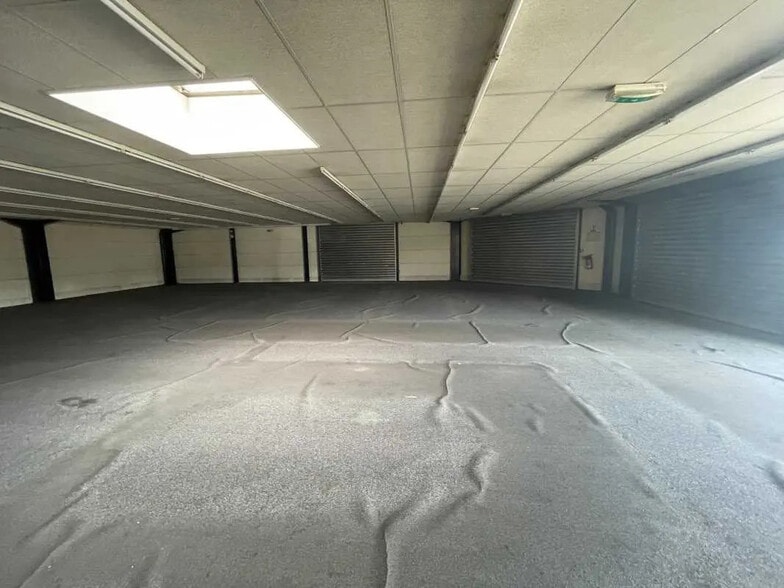 Retail in Allonne for lease - Interior Photo - Image 2 of 4