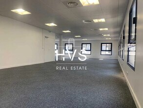 Office in Aix-en-Provence for lease Building Photo- Image 2 of 5