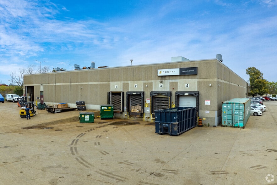 7381 Pacific Cir, Mississauga, ON for sale - Building Photo - Image 3 of 4