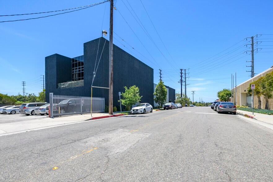 2200 Michigan Ave, Santa Monica, CA for lease - Building Photo - Image 2 of 20