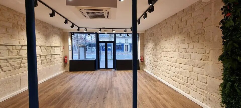 Retail in Paris for lease - Interior Photo - Image 1 of 4