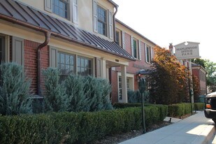 600-640 N Old Woodward Ave, Birmingham MI - Bar