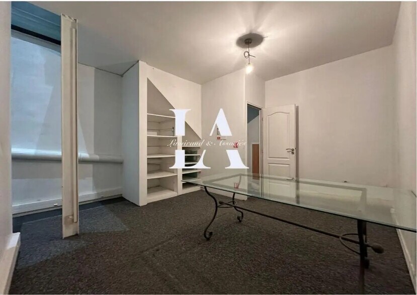 Retail in Paris for lease - Interior Photo - Image 2 of 4