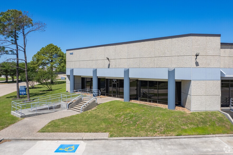 16420 W Hardy Rd, Houston, TX for lease - Building Photo - Image 1 of 4