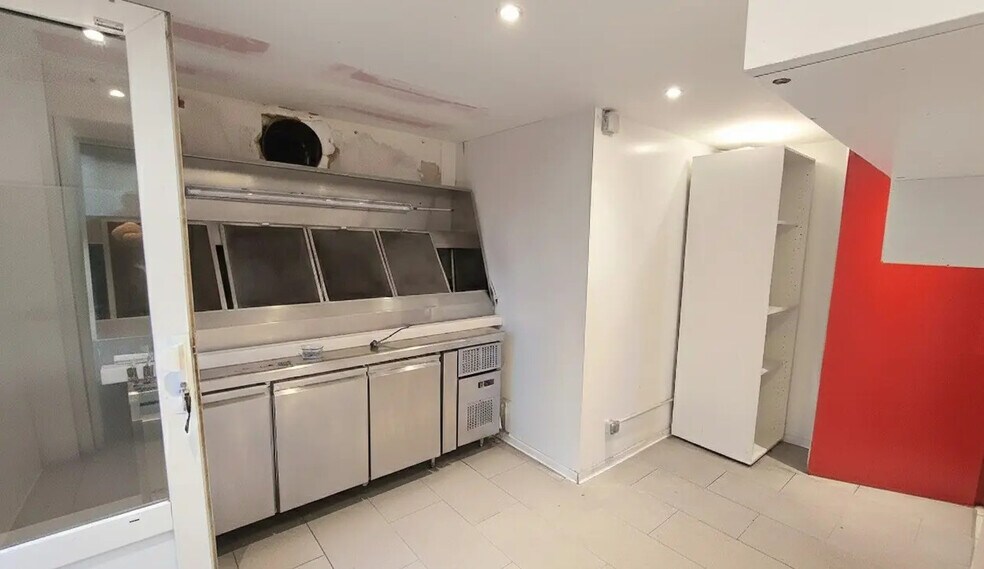 Retail in Poitiers for lease - Interior Photo - Image 3 of 6