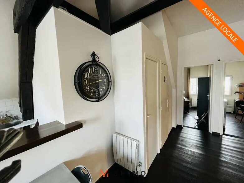 Office in Poissy for lease - Interior Photo - Image 2 of 5